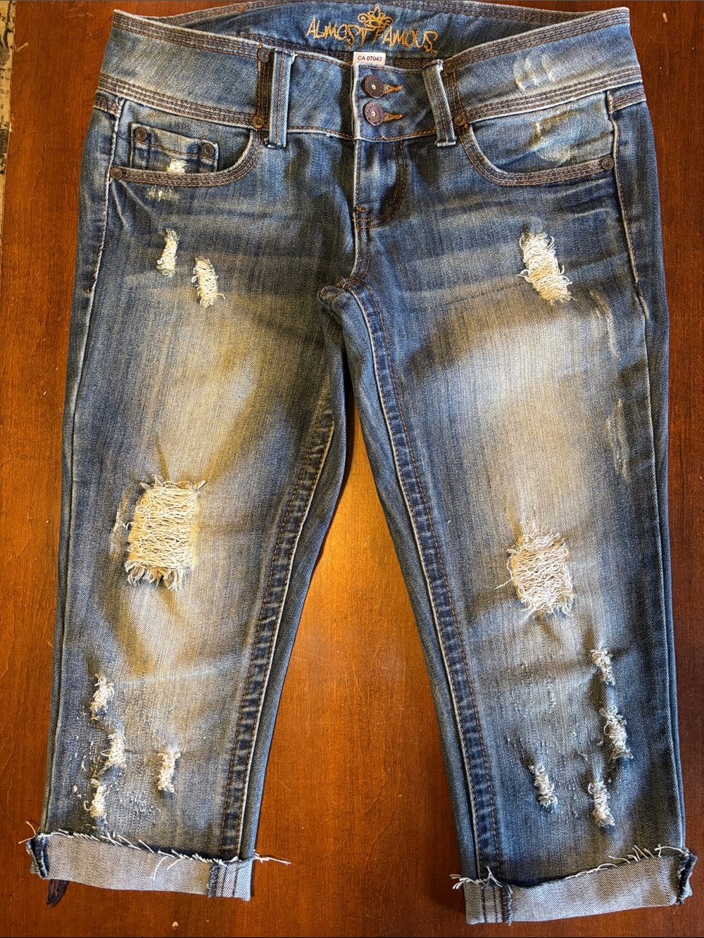 ALMOST FAMOUS- Distressed Slim Capris (L102)